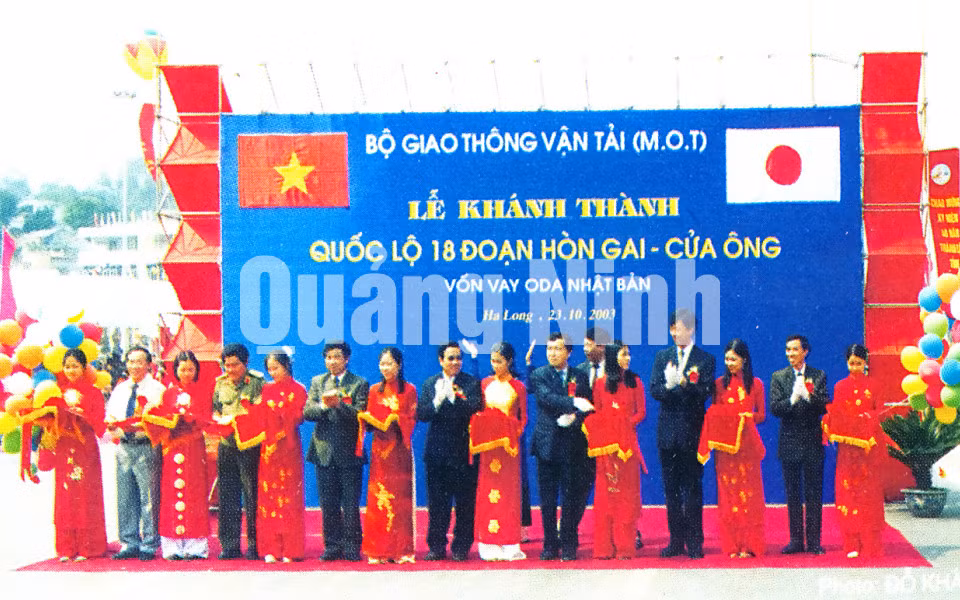 Lễ khánh thành Quốc lộ 18 đoạn Hòn Gai- Cửa Ông (23-20-2003). Ảnh: Đỗ Khánh