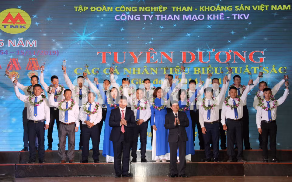 Các cá nhân được công ty khen thưởng vì có thành tích xuất sắc trong phong trào thi đua giai đoạn 2014 - 2019 (11-2019). Ảnh: Phạm Tăng