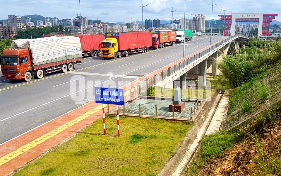 Hoạt động xuất nhập khẩu hàng hóa tại khu vực cầu Bắc Luân II (10-2020). Ảnh: Thái Cảnh