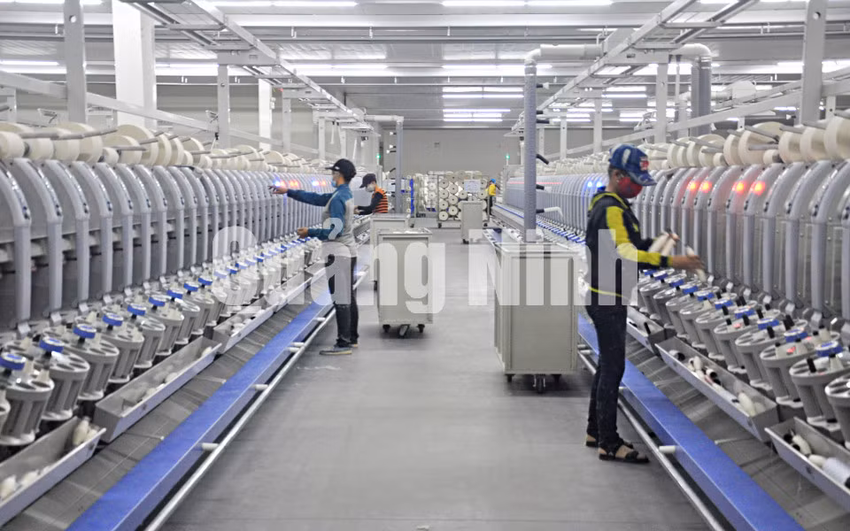 Sản xuất sợi tại Công ty TNHH Khoa học kỹ thuật Texhong Ngân Hà (2-2016). Ảnh: Hữu Việt