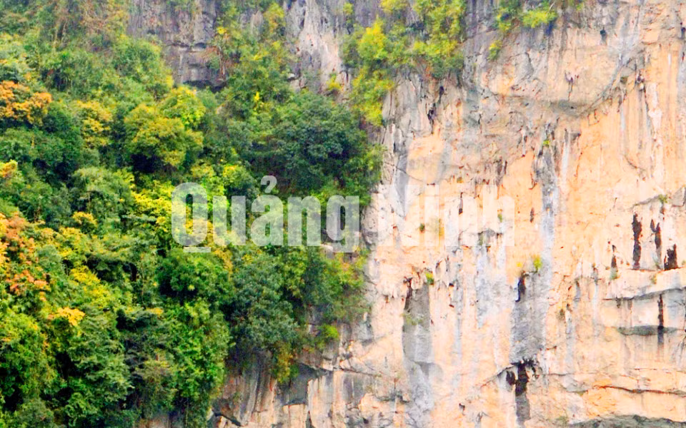 Cổng làng ngoạn mục, con đường vào và ra xuyên qua trái núi lớn.