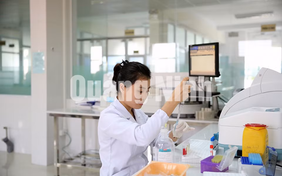Bác sỹ Bệnh viện sản nhi thực hiện xét nghiệm. Ảnh: Hùng Sơn