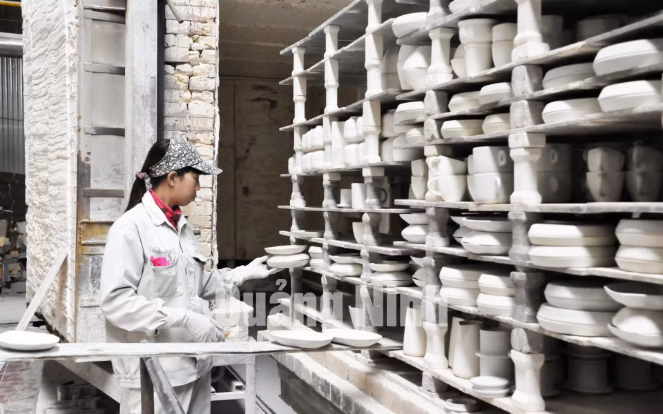 Các sản phẩm gốm sứ được kiểm duyệt chặt chẽ trước khi đưa vào lò nung (12-2017). Ảnh: Minh Đức