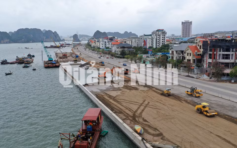 Thi công tuyến đường bao biển Trần Quốc Nghiễn (12-2019). Ảnh: Hùng Sơn