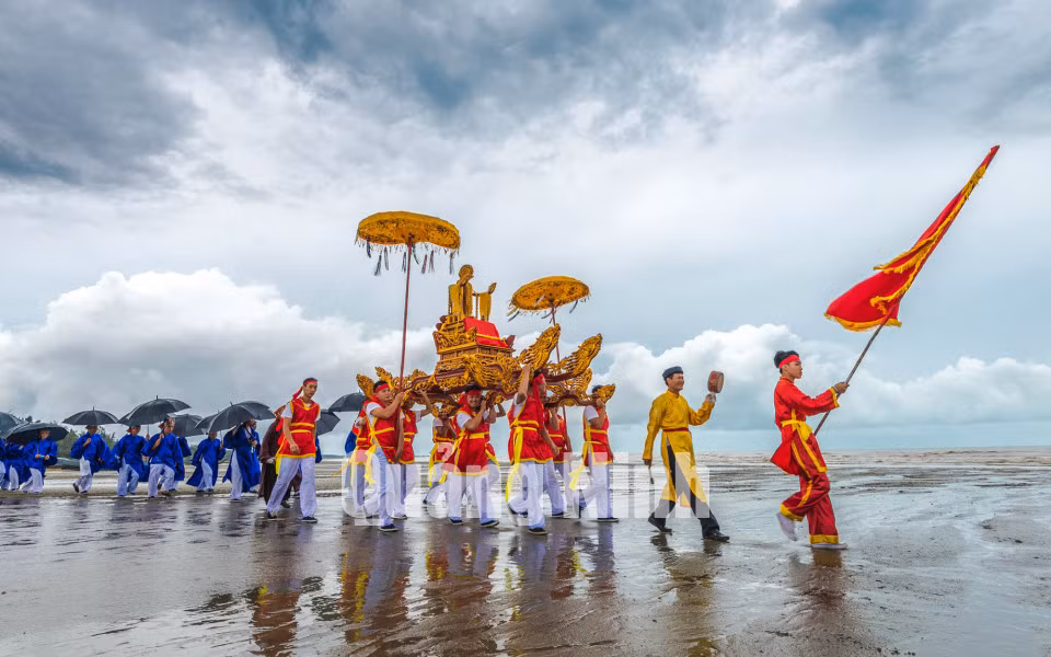 Nghênh kiệu rước thần trên biển. Ảnh: Nguyễn Đình Chí