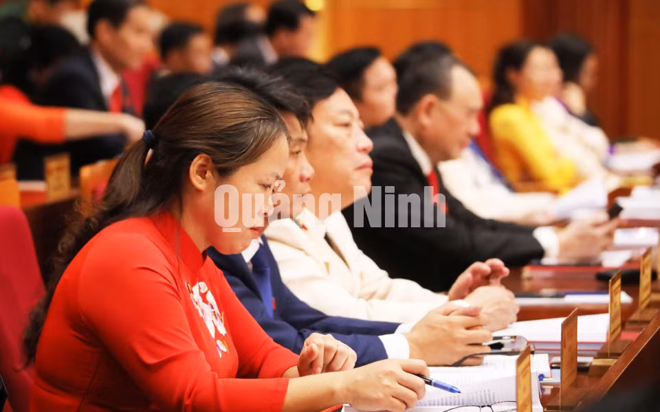 Đại biểu nghiên cứu các văn kiện Đại hội.