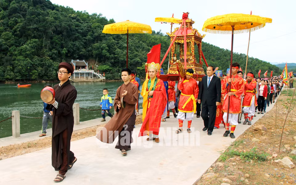 Lễ hội thu hút đông đảo người dân, du khách tham gia (4-2018). Ảnh: Phạm Tăng