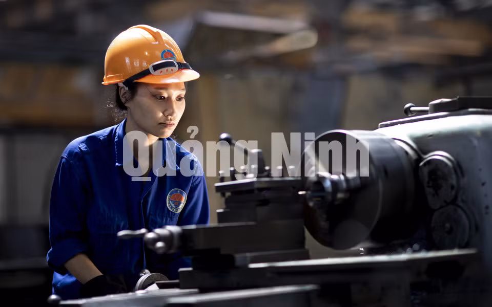 Nữ thợ tiện (Công ty Than Cao Sơn) (5-2020). Ảnh: Dương Phượng Đại