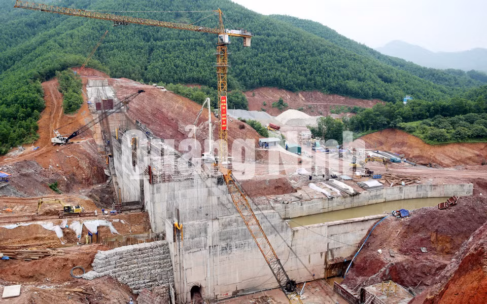 Hạng mục chính của hồ là đập ngăn nước đã hoàn thành xong 60%. Ảnh: Đỗ Phương