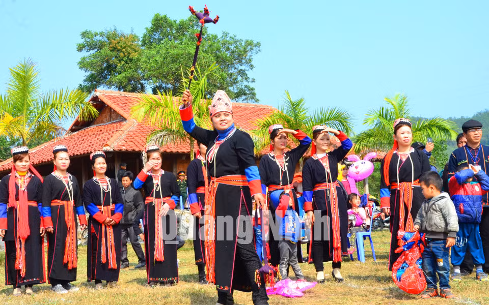 Ném còn tại Hội làng Bằng Cả (2-2017). Ảnh: Hà Phong