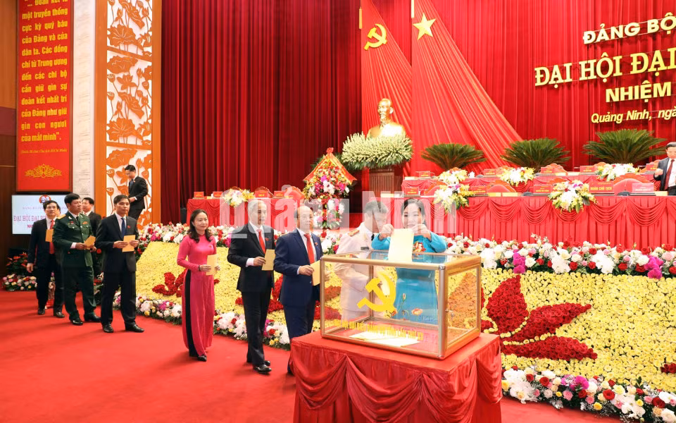 Các đại biểu bỏ phiếu bầu BCH Đảng bộ tỉnh khóa XV, nhiệm kỳ 2020-2025.