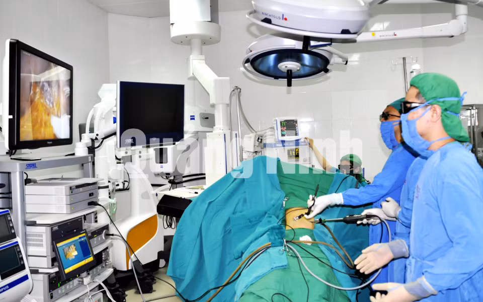 Các bác sỹ tại Bệnh viện Bãi Cháy tiến hành mổ nội soi túi mật ứng dụng công nghệ 3D (2-2018). Ảnh: Minh Đức
