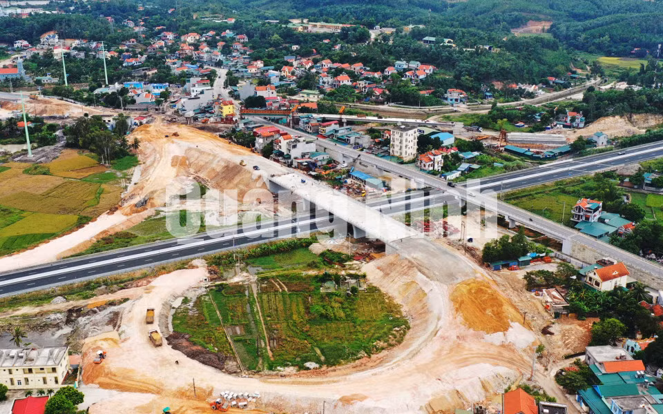 Thi công nút giao với cao tốc Hạ Long - Vân Đồn (10-2020). Ảnh Đỗ Phương