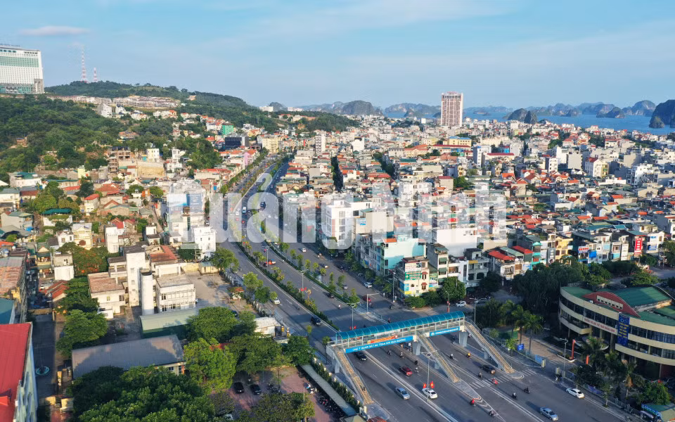 Đường Nguyễn Văn Cừ, TP Hạ Long (đoạn cột 5) (10-2018). Ảnh: Đỗ Phương.