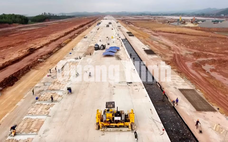 Cảng hàng không Quảng Ninh thi công bê tông mặt đường băng. Ảnh: Đỗ Phương