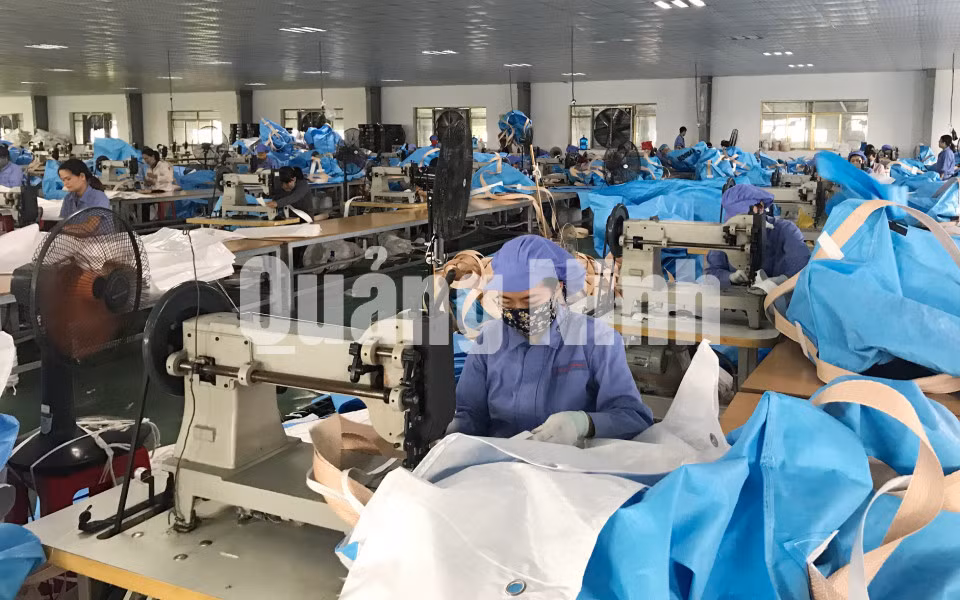 Công nhân bộ phận may bao bì xuất khẩu sang Nhật Bản (9-2018). Ảnh: Khánh Giang