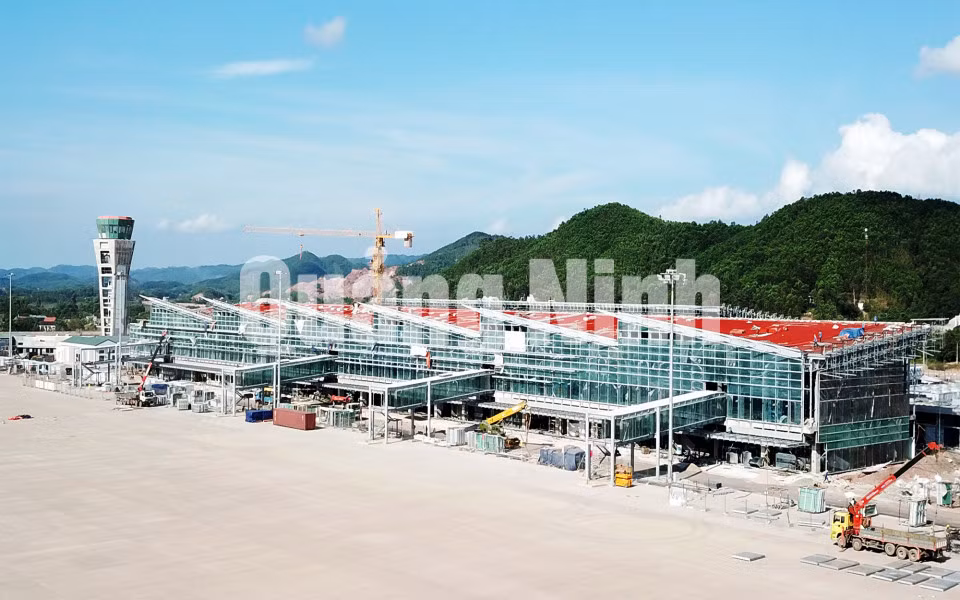 Thi công nhà ga hành khách thuộc Cảng Hàng không quốc tế Quảng Ninh (6-2018). Ảnh: Đỗ Phương
