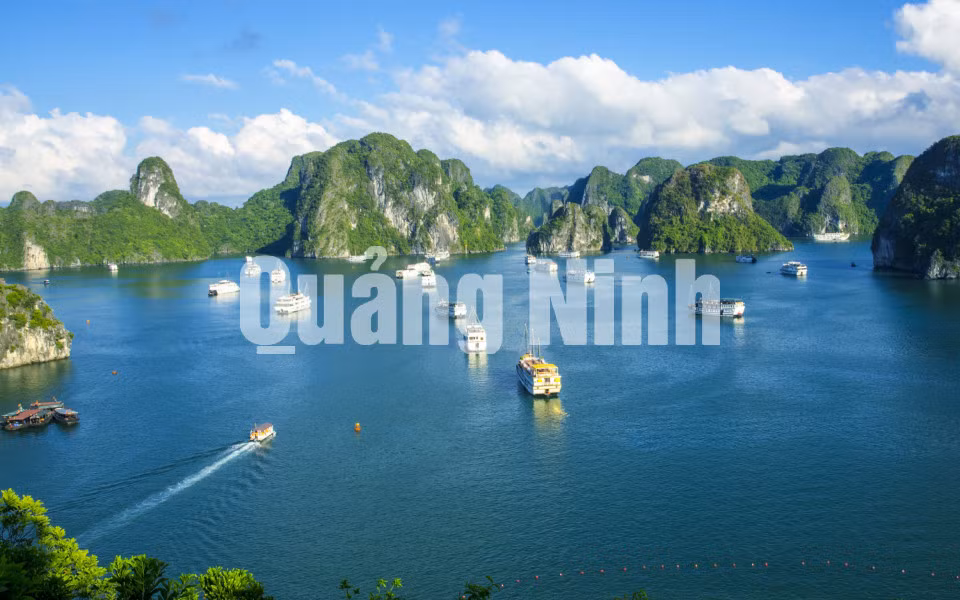 Trời xanh, núi xanh, biển xanh. Ảnh: Dương Phượng Đại