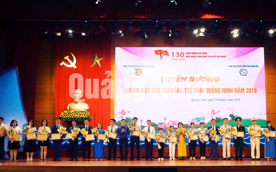 Ban Tổ chức tuyên dương 22 tài năng trẻ tại buổi lễ Tuyên dương gương mặt trẻ, tài năng trẻ, đảng viên trẻ tiêu biểu năm 2019 (5-2020). Ảnh: Minh Đức