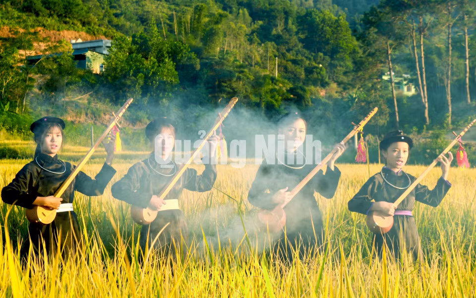 Nghệ thuật hát then độc đáo của bà con dân tộc Tày (huyện Bình Liêu) (12-2018). Ảnh: La Lành