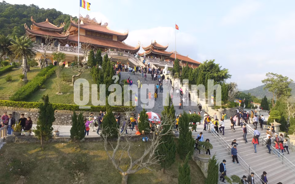 Du khách đến bái lễ chùa Ba Vàng đầu năm (2-2018). Ảnh: Vạn Thảo