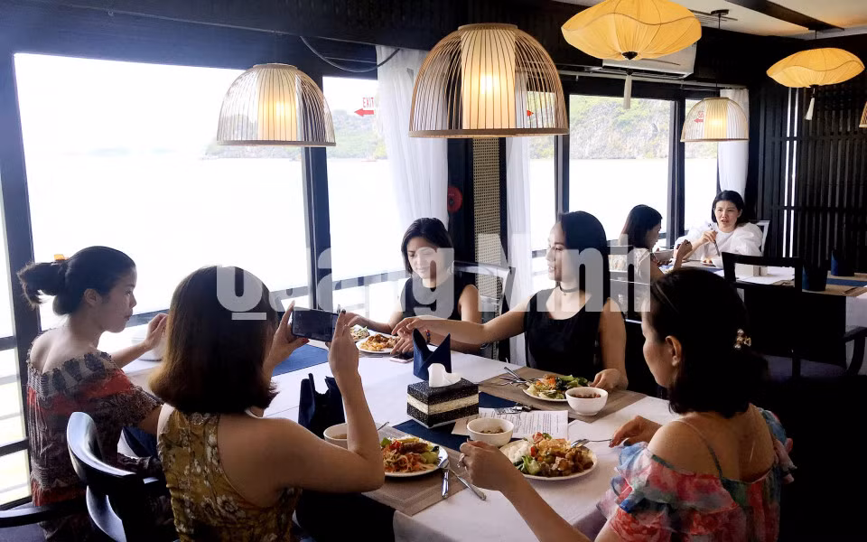 Du khách trải nghiệm dịch vụ ẩm thực trên tàu nghỉ đêm tại Vịnh Hạ Long (7-2020). Ảnh: Hoàng Quỳnh