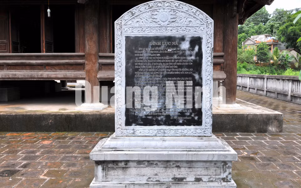 Bia đá khắc ghi lịch sử Đình Lục Nà (8-2017). Ảnh: Vũ Thị Hằng (CTV)