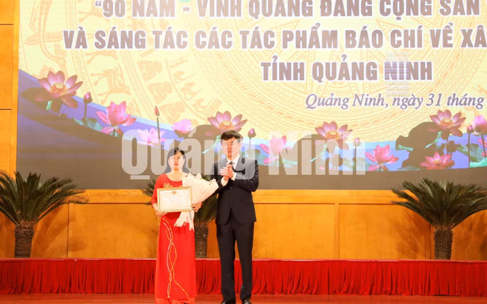 Tác giả Tạ Hương Giang, Chi bộ trường THCS, ĐB phường Hòa Lạc, TP Móng Cái đoạt giải đặc biệt Cuộc thi tìm hiểu lịch sử “90 năm-Vinh quang Đảng Cộng sản Việt Nam” (1-2020). Ảnh: Thu Chung