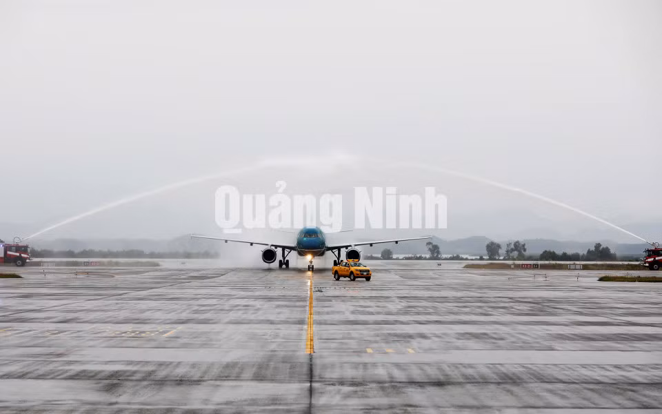 Màn phun vòi rồng chào đón đường bay mới Vân Đồn - Đà Nẵng (1-11-2019). Ảnh: Hùng Sơn