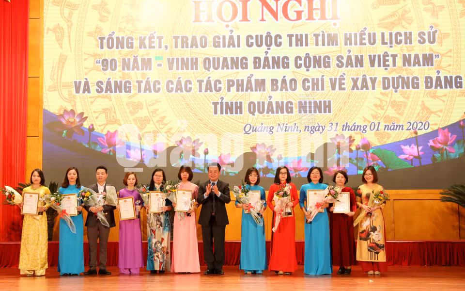 Trao giải B cho các tác phẩm đoạt giải Cuộc thi sáng tác các tác phẩm báo chí về công tác xây dựng Đảng tỉnh Quảng Ninh (1-2020). Ảnh: Thu Chung