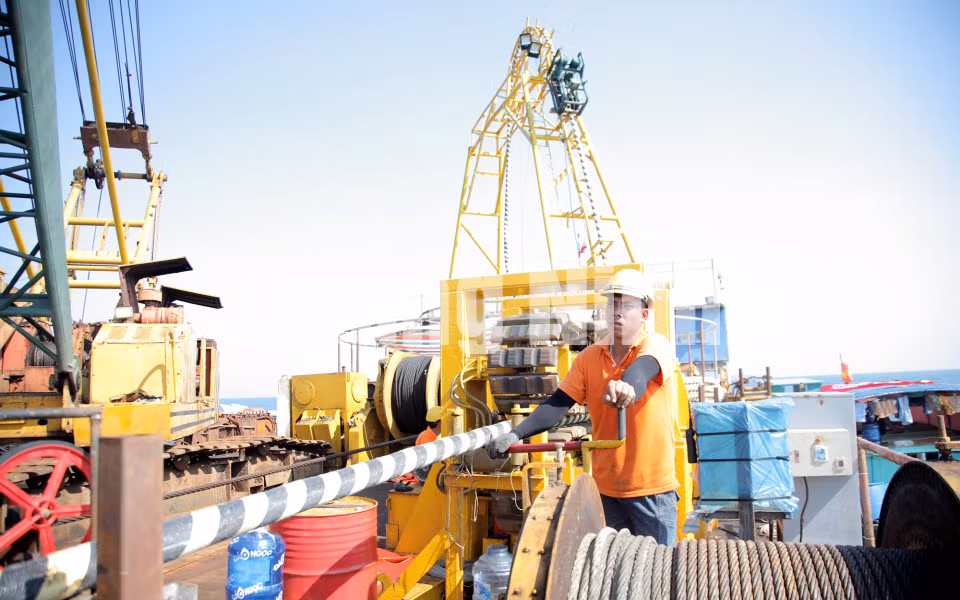 Thi công giai đoạn II của dự án đưa điện lưới quốc gia ra đảo Trần, huyện Cô Tô và đảo Cái Chiên, huyện Hải Hà (5-2020). Ảnh: Thành Công.
