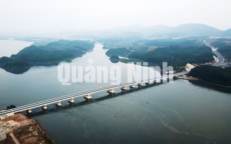 Cầu Cẩm Hải (cao tốc Hạ Long - Vân Đồn) nối TP Cẩm Phả với huyện Vân Đồn (12-2018). Ảnh: Đỗ Phương