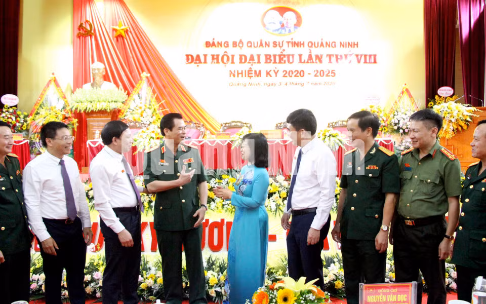 Các đại biểu dự đại hội trao đổi trong giờ giải lao (7-2020). Ảnh: Thu Chung