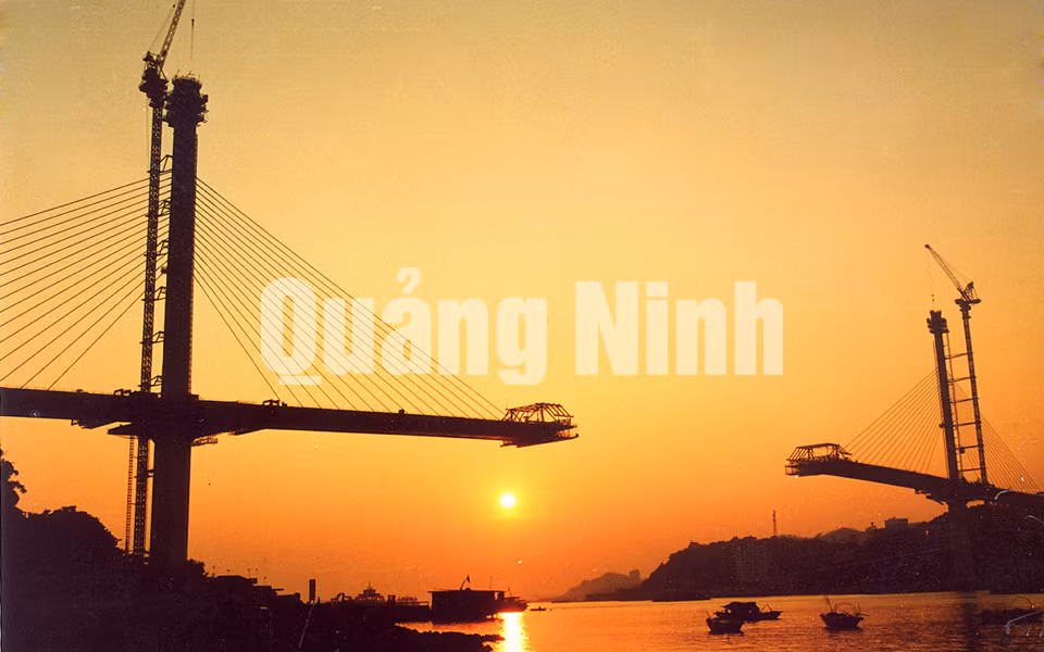 Xây dựng cầu Bãi Cháy. Ảnh: Đỗ Phương