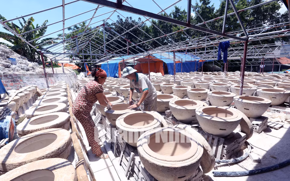 Người dân TX Đông Triều làm gốm (12-2019). Ảnh: Khánh Giang