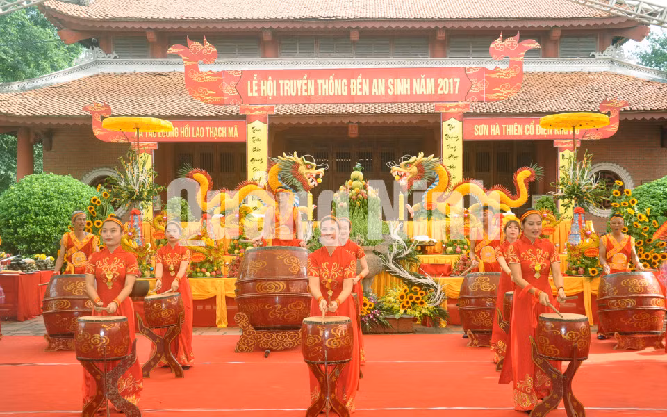 Màn trống hội tưng bừng, rộn rã khai hội đền An Sinh (10-2017). Ảnh: Minh Hà