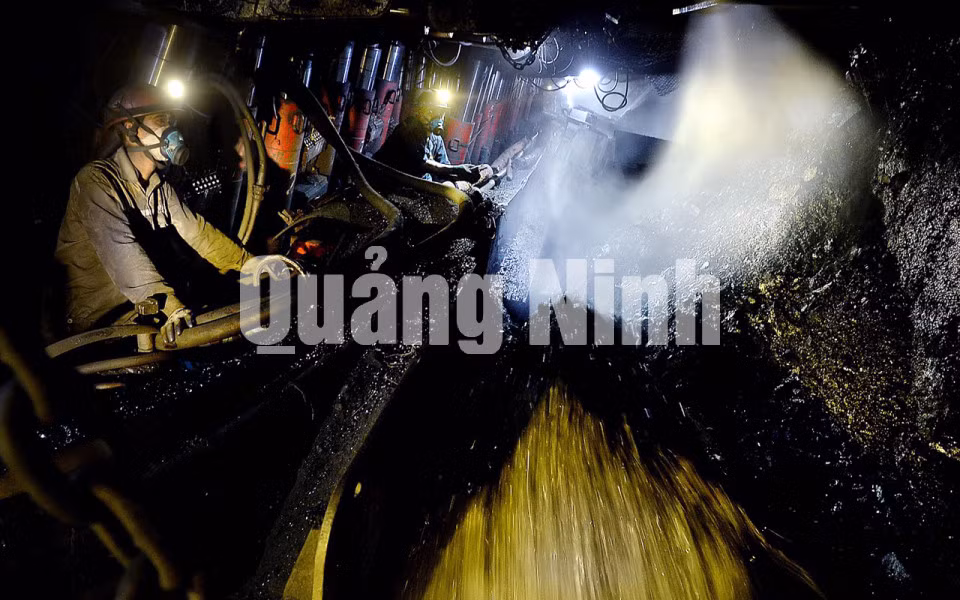 Công nhân Công ty CP Than Hà Lầm khai thác than. Ảnh Công ty Cổ phần than Hà Lầm cung cấp