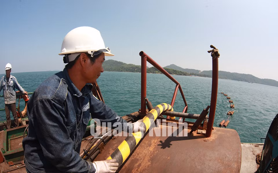 Xả cáp từ tàu xuống đáy biển.