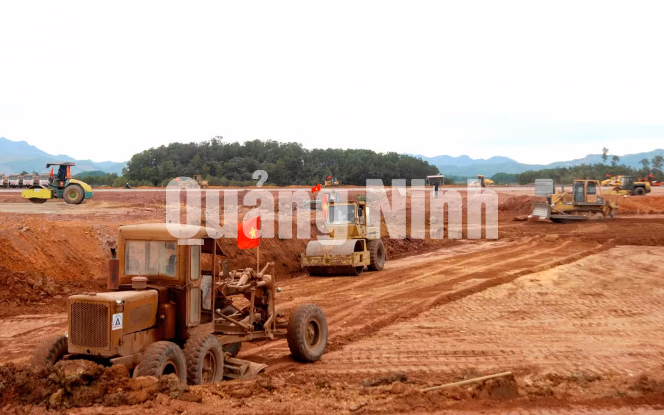 Thi công mặt bằng Cảng hàng không Quảng Ninh. Ảnh: Thu Trang