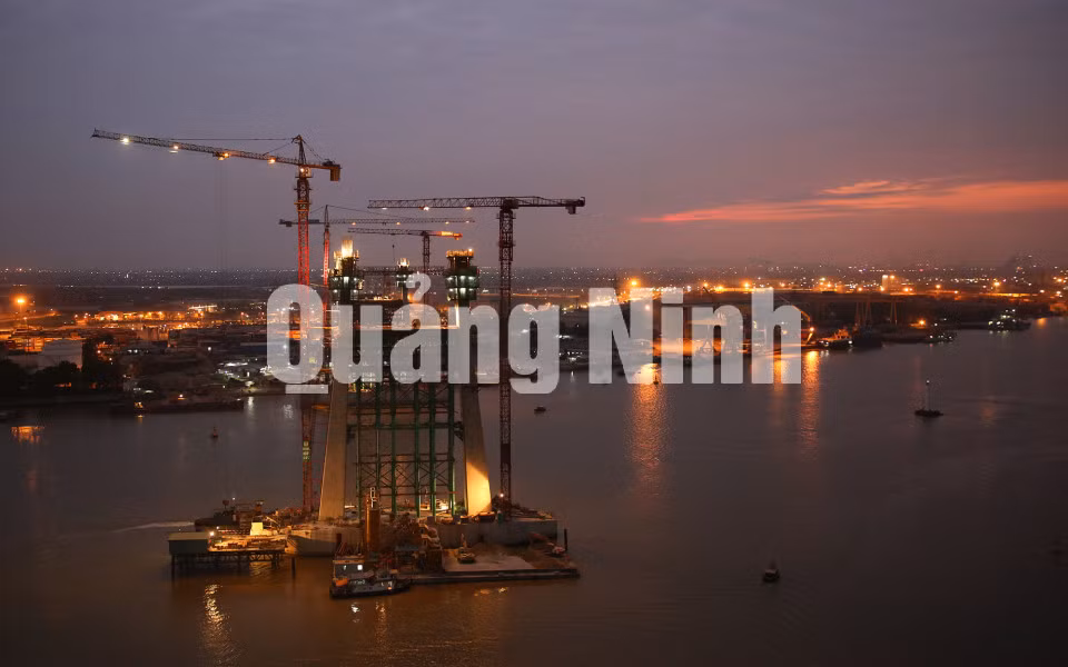 Công trường thi công cầu Bạch Đằng trong đêm (12-2016). Ảnh: Đỗ Phương