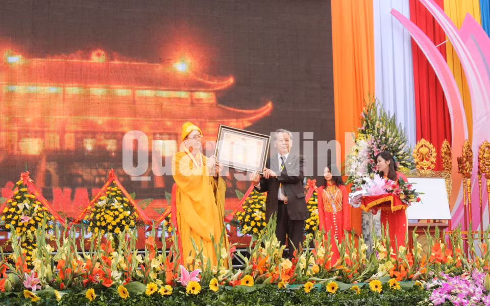 Tổ chức Kỷ lục Việt Nam trao bằng chứng nhận kỷ lục “Ngôi chùa trên núi có chính điện lớn nhất” cho chùa Ba Vàng tại lễ khánh thành.