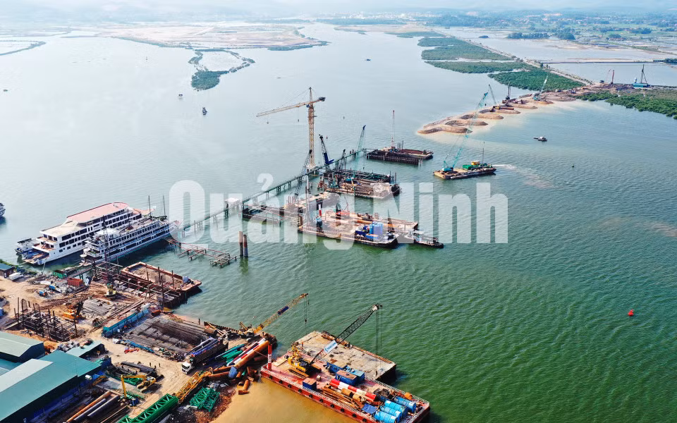 Trên công trường thi công cầu Cửa Lục 1 (9-2020). Ảnh: Đỗ Phương