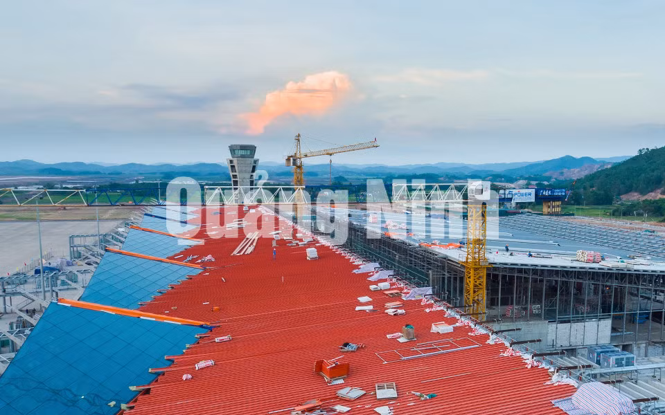 Áng mây hồng trên đài không lưu như ngọn đuốc rực cháy trong tim mỗi người thợ. Ảnh: Thành Chung