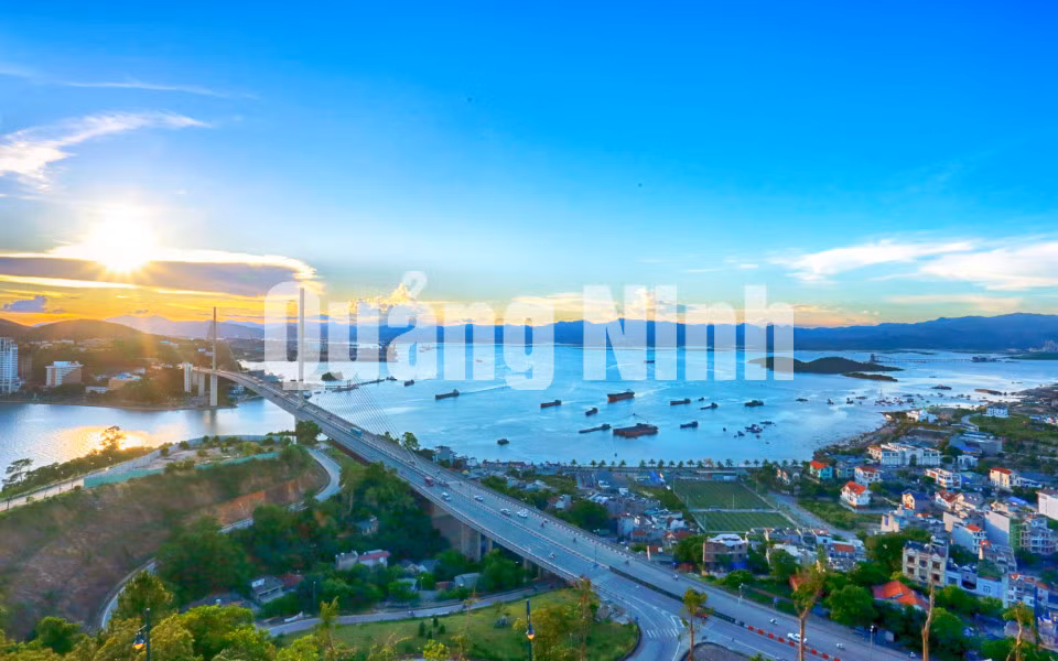 Cầu Bãi Cháy nối đôi bờ sông Cửa Lục (2-2016). Ảnh: Hùng Sơn