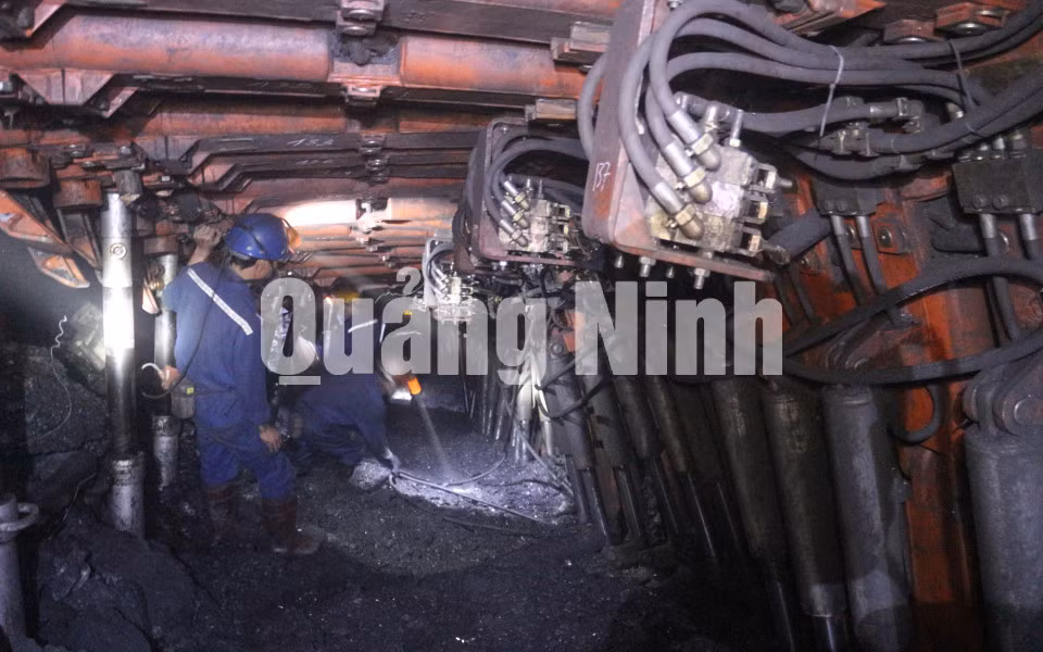 Khai thác than lò chợ chống giữ bằng giàn chống ZQY-36001228 của Công ty Than Quang Hanh (1-2018). Ảnh: Minh Tâm (Công ty Than Quang Hanh)