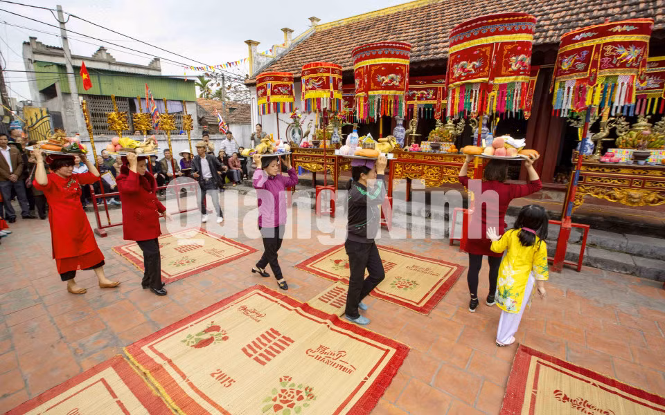 Đội cỗ vào nhà thờ dòng họ (9-2-2019). Ảnh: Dương Phượng Đại