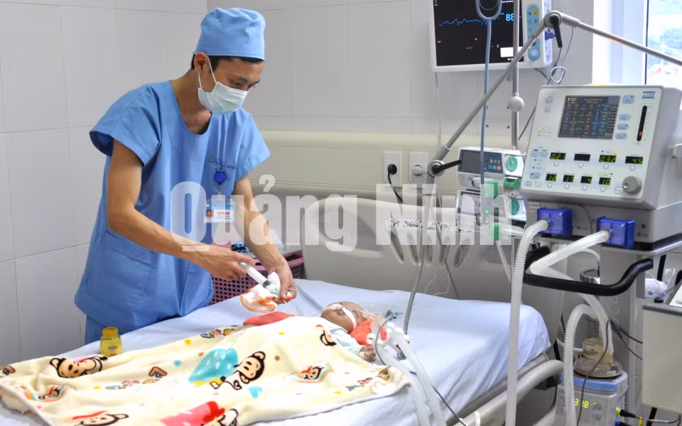 Khám chữa bệnh cho bệnh nhi tại bệnh viện. Ảnh: Hoàng Quý