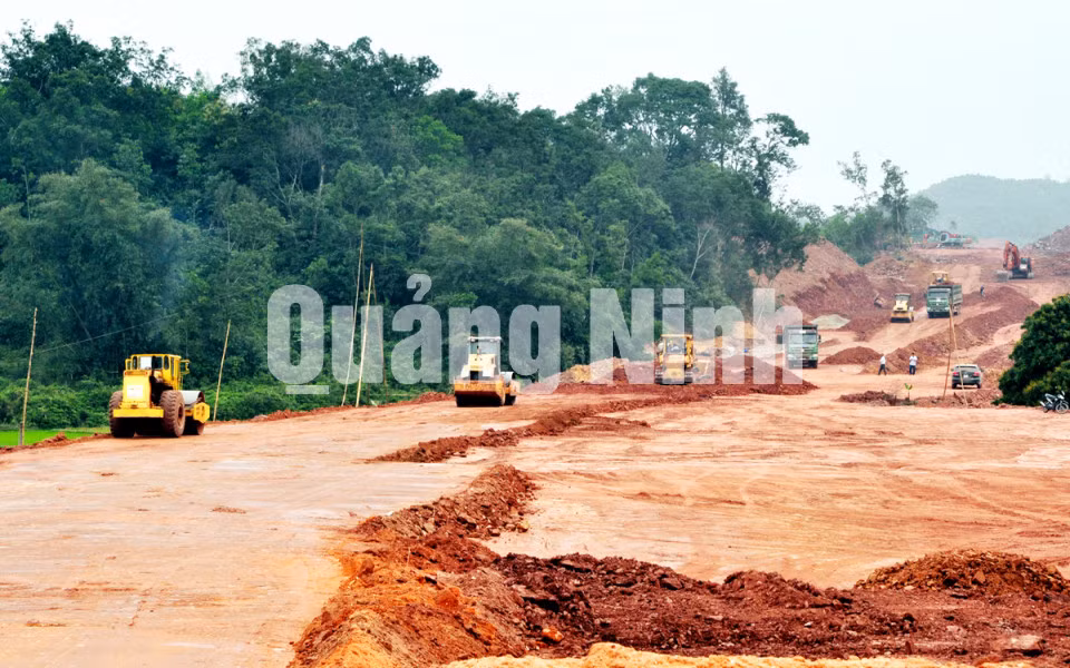 Thi công dự án đường giao thông trục chính đấu nối các khu chức của khu kinh tế Vân Đồn. Ảnh: Đỗ Phương