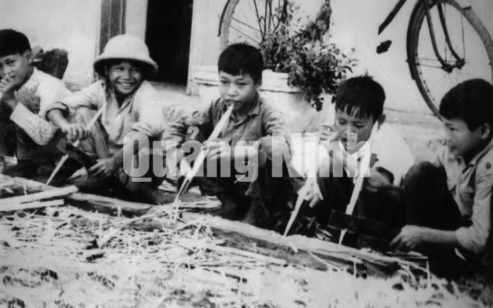 Thiếu nhi huyện Yên Hưng (nay là TX Quảng Yên) vót chông gửi ra biên giới đánh giặc.