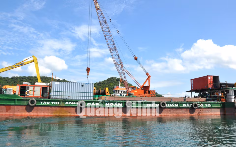 Liên doanh nhà thầu Prysmian (Italia) và Công ty Xây dựng điện Thái Dương đã tập kết sà lan, cẩu với các thiết bị để phục vụ xẻ rãnh cáp và hơn 50 cán bộ, công nhân, chuyên gia để triển khai các hạng mục thuộc gói thầu.
